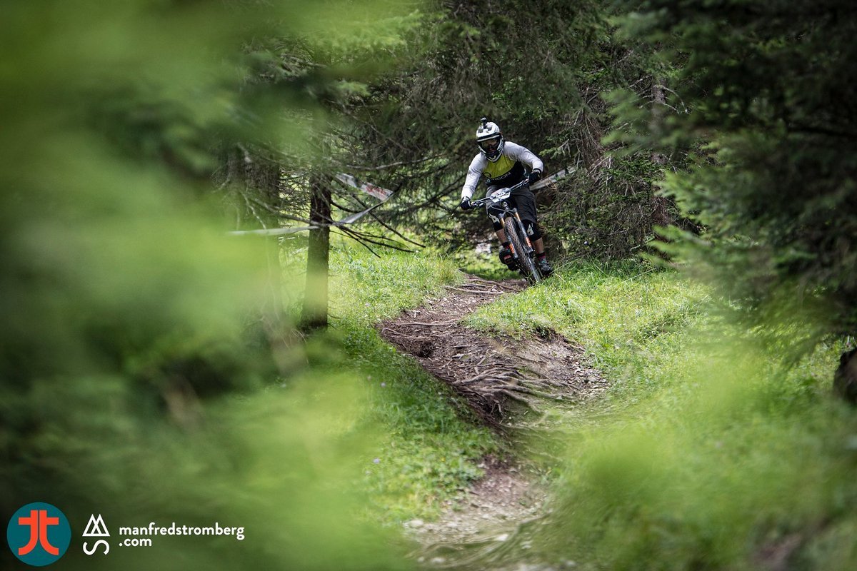 Rutschig spaßige Wurzelpassagen auf Stage 9, bevor es nach dem Zwischenanstieg auf dem Runca Trail mit Vollgas bergab geht Rutschig spaßige Wurzelpassagen auf Stage 9, bevor es nach dem Zwischenanstieg auf dem Runca Trail mit Vollgas bergab geht