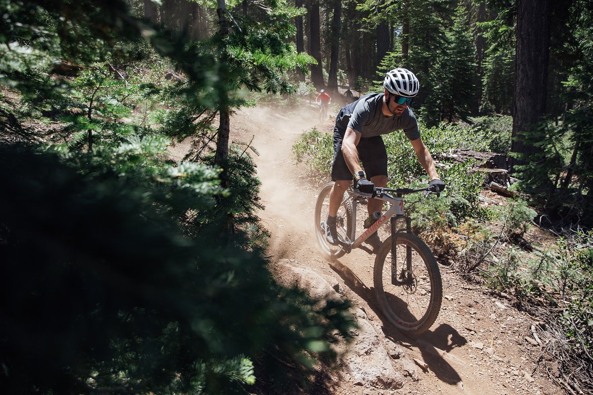 Ein waschechter XC-Racer, der mit extrem geringem Gewicht und einer hohen Steifigkeit überzeugen kann. Dabei scheut das Epic auch Ausflüge auf etwas rumpeligere Trails nicht. Ein waschechter XC-Racer, der mit extrem geringem Gewicht und einer hohen Steifigkeit überzeugen kann. Dabei scheut das Epic auch Ausflüge auf etwas rumpeligere Trails nicht.