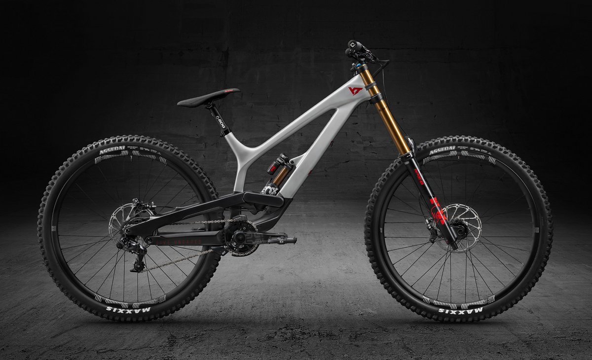 Das YT Tues 29 CF Pro Race ist das Topmodell der Forchheimer Abfahrtsriege. Für 5.499 € bekommt man eine exzellente Ausstattung geboten Das YT Tues 29 CF Pro Race ist das Topmodell der Forchheimer Abfahrtsriege. Für 5.499 € bekommt man eine exzellente Ausstattung geboten