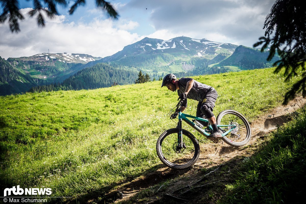 Wir haben uns gemeinsam mit Santa Cruz-Fahrer Max Schuman auf den Weg zum Pressecamp nach Frankreich gemacht und dabei die neuen Santa Cruz-Bikes auf einigen der besten Trails Europas getestet. Wir haben uns gemeinsam mit Santa Cruz-Fahrer Max Schuman auf den Weg zum Pressecamp nach Frankreich gemacht und dabei die neuen Santa Cruz-Bikes auf einigen der besten Trails Europas getestet.