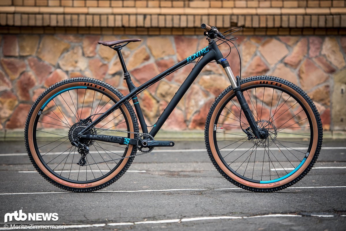 Erwachsenes Trail-Hardtail oder jugendliches Dirtbike in XXL-Format? NS Bikes gelingt mit dem Eccentric Alu 29 ein sehr spaßiger Mix zum günstigen Preis Erwachsenes Trail-Hardtail oder jugendliches Dirtbike in XXL-Format? NS Bikes gelingt mit dem Eccentric Alu 29 ein sehr spaßiger Mix zum günstigen Preis