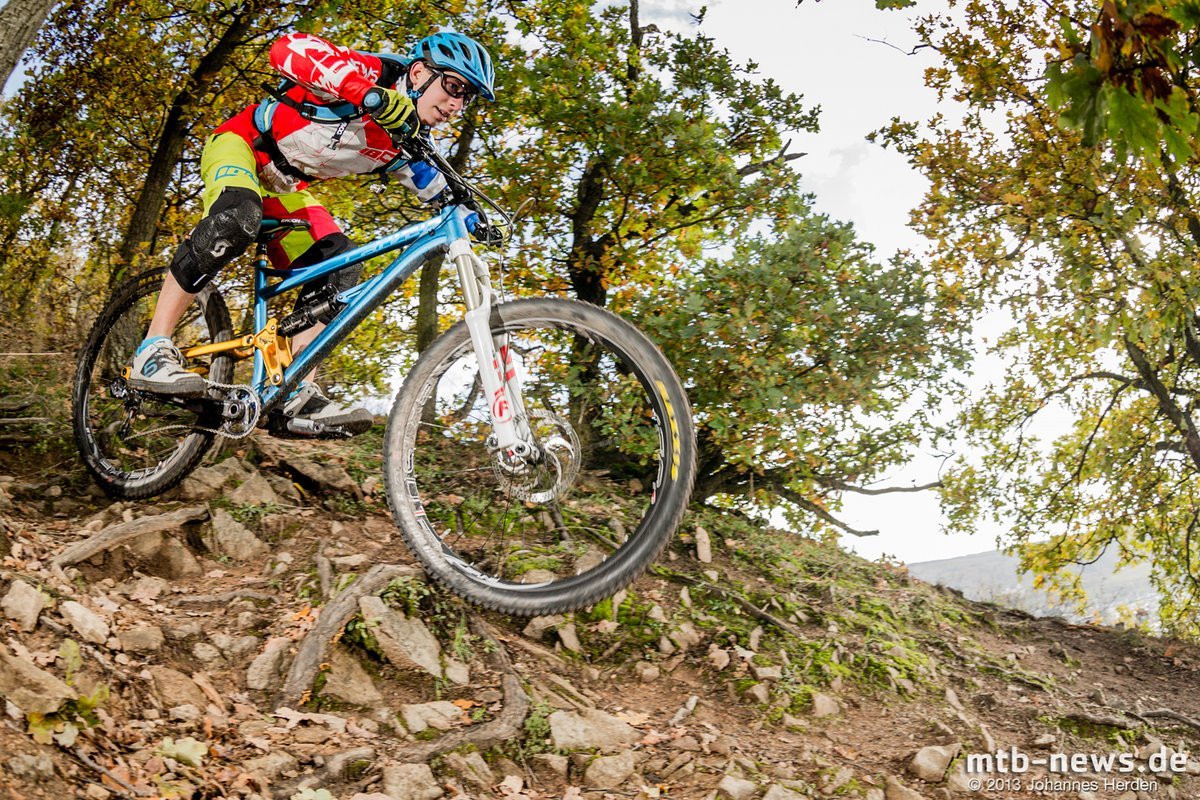 Auch auf ruppigen Trails mit scharfkantigen Steinen und Wurzeln haben wir mit dem Spline ONE keine Probleme gehabt. Steifigkeit und Stabilität sind problemlos gewesen. Auch auf ruppigen Trails mit scharfkantigen Steinen und Wurzeln haben wir mit dem Spline ONE keine Probleme gehabt. Steifigkeit und Stabilität sind problemlos gewesen.