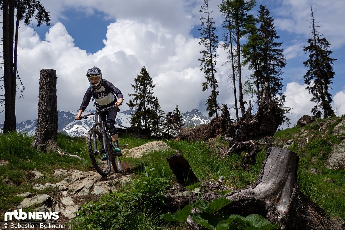 Zwar finden sich auch einige flowige Pfade unter den 3Länder Enduro Trails Zwar finden sich auch einige flowige Pfade unter den 3Länder Enduro Trails
