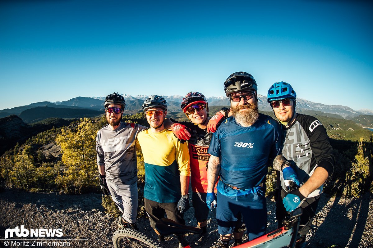Alle acht Trailbikes im Test wurden von mehreren kompetenten Testern auf den anspruchsvollen Strecken rund um Aínsa bewegt Alle acht Trailbikes im Test wurden von mehreren kompetenten Testern auf den anspruchsvollen Strecken rund um Aínsa bewegt
