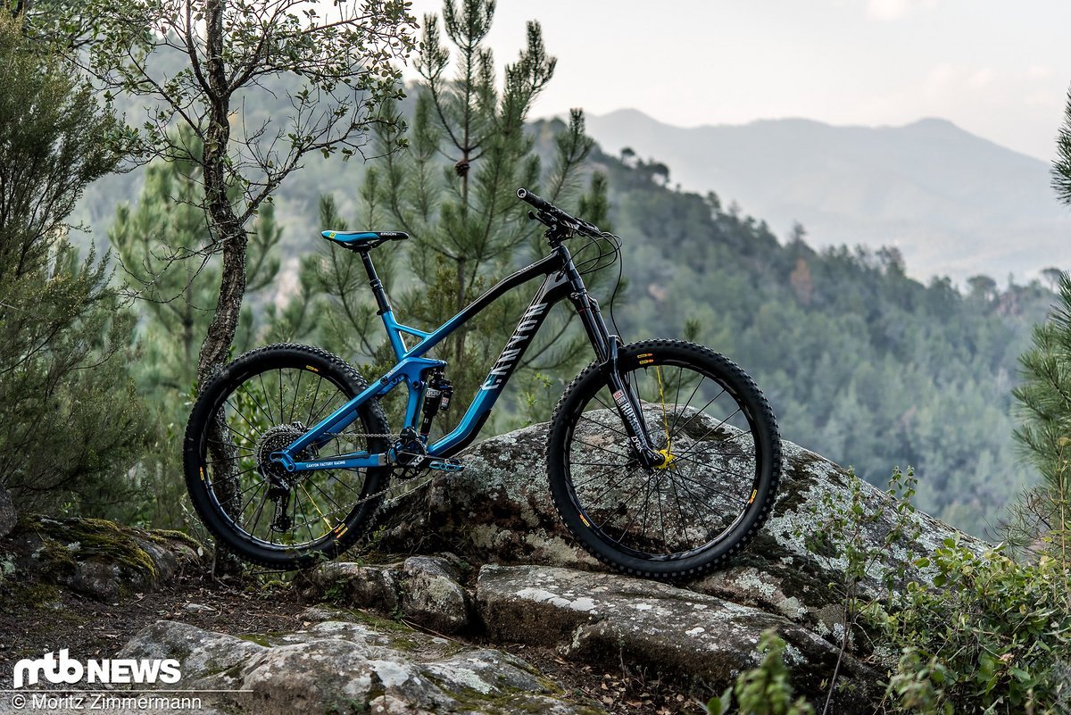 Das Canyon Strive CF 9.0 Team ist nach wie vor top aktuell und eine gute Wahl für all jene, die ein solides Enduro-Bike mit guten Allround-Eigenschaften zu einem fairen Preis von 5.499 € suchen. Das Canyon Strive CF 9.0 Team ist nach wie vor top aktuell und eine gute Wahl für all jene, die ein solides Enduro-Bike mit guten Allround-Eigenschaften zu einem fairen Preis von 5.499 € suchen.