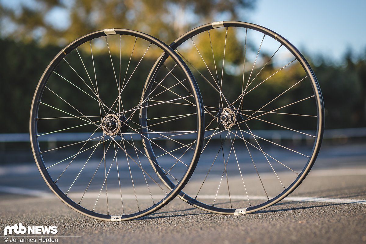 Unser Testlaufradsatz: Enduro-Spezialisten sprechen die Amerikaner mit dem Synthesis E 11 bzw. E Laufradsatz an. Diese Modelle kommen in 27,5" und in 29" im Boost-Standard. Unser Testlaufradsatz: Enduro-Spezialisten sprechen die Amerikaner mit dem Synthesis E 11 bzw. E Laufradsatz an. Diese Modelle kommen in 27,5" und in 29" im Boost-Standard.
