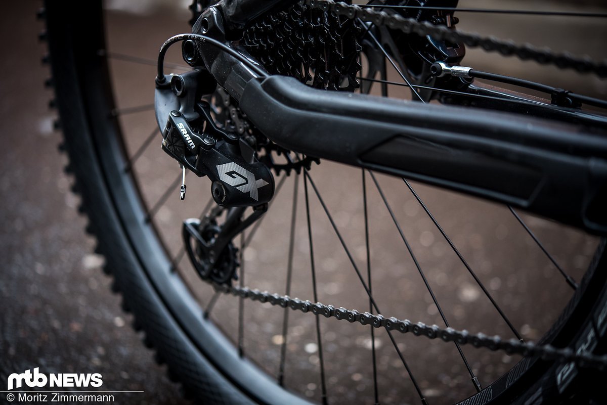 Ein Mix aus den SRAM GX und NX Eagle-Schaltgruppen kümmert sich um einen möglichst effizienten Antrieb. Ein Mix aus den SRAM GX und NX Eagle-Schaltgruppen kümmert sich um einen möglichst effizienten Antrieb.