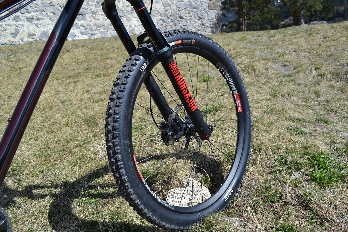 Die RockShox Revelation wurde von Hand auf Stahlfeder umgebaut und mit einer Dämpfungseinheit von Fast Suspension versehen Die RockShox Revelation wurde von Hand auf Stahlfeder umgebaut und mit einer Dämpfungseinheit von Fast Suspension versehen