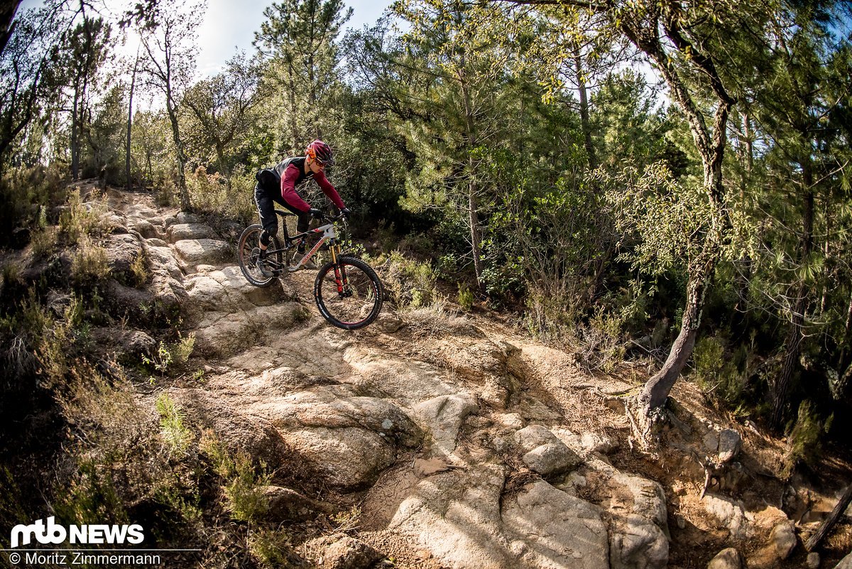 Wir haben uns 7 der schnellsten Enduro-Bikes auf dem Planeten geschnappt und mit auf die abwechslungsreichen und teils sehr anspruchsvollen Trails Kataloniens genommen Wir haben uns 7 der schnellsten Enduro-Bikes auf dem Planeten geschnappt und mit auf die abwechslungsreichen und teils sehr anspruchsvollen Trails Kataloniens genommen