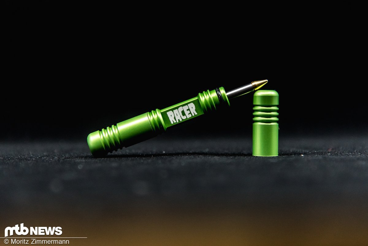 Das Dynaplug Racer ist mit 43,90 € (UVP) das teuerste Reifen-Werkzeug im Test, soll jedoch mit der einfachsten und schnellsten Anwendung bestechen Das Dynaplug Racer ist mit 43,90 € (UVP) das teuerste Reifen-Werkzeug im Test, soll jedoch mit der einfachsten und schnellsten Anwendung bestechen