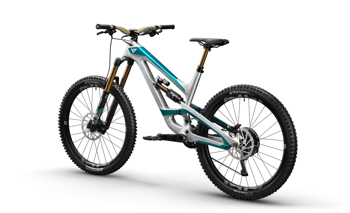 Für einen Preis von 5.299 € kann man sich über das hervorragend ausgestattete YT Capra CF Pro Race freuen Für einen Preis von 5.299 € kann man sich über das hervorragend ausgestattete YT Capra CF Pro Race freuen
