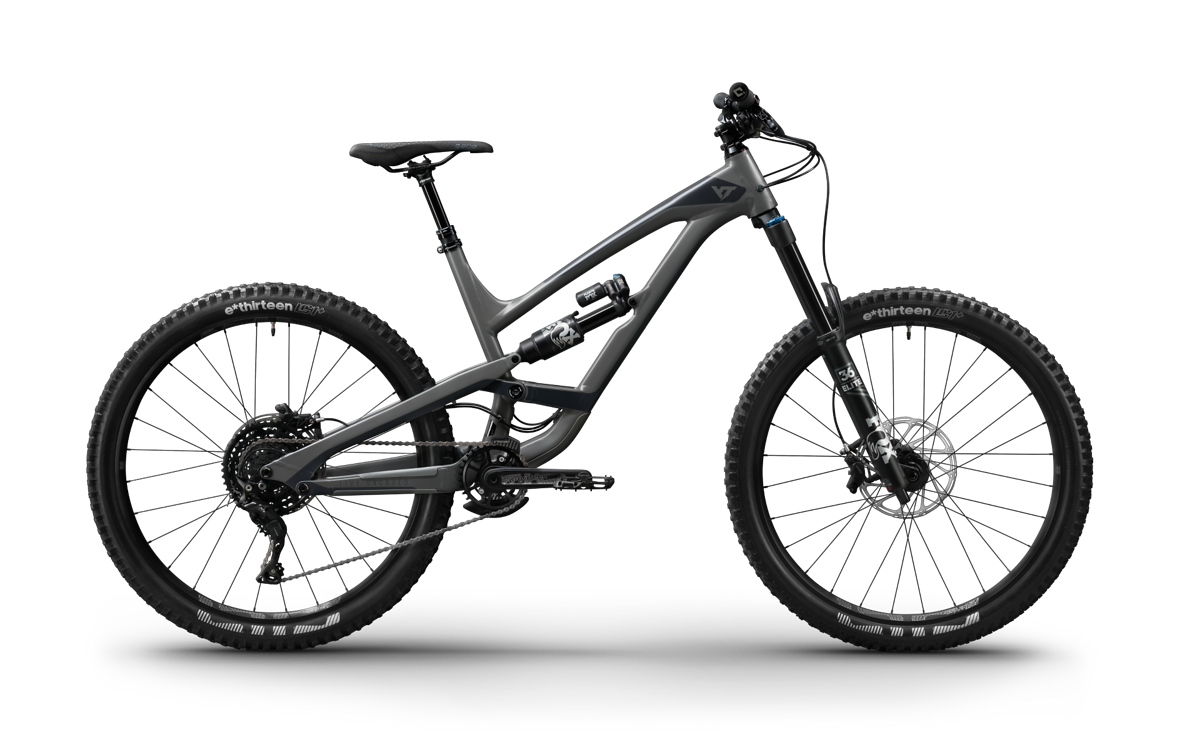 Das YT Capra AL Comp wechselt für einen Preis von 2.999 € den Besitzer. Je nach Laufradgröße wiegt das schicke Bike 14,5 kg (29") oder 14,2 kg (27,5"). Das YT Capra AL Comp wechselt für einen Preis von 2.999 € den Besitzer. Je nach Laufradgröße wiegt das schicke Bike 14,5 kg (29") oder 14,2 kg (27,5").