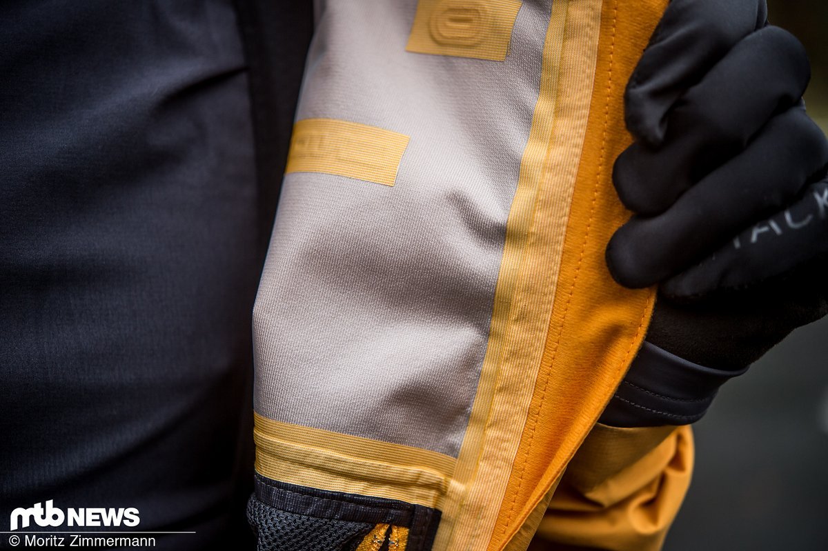 Alle Nähte der Jacke aus den schottischen Highlands sind versiegelt. So soll die MT500 auch den stärksten Wolkenbrüchen standhalten. Alle Nähte der Jacke aus den schottischen Highlands sind versiegelt. So soll die MT500 auch den stärksten Wolkenbrüchen standhalten.