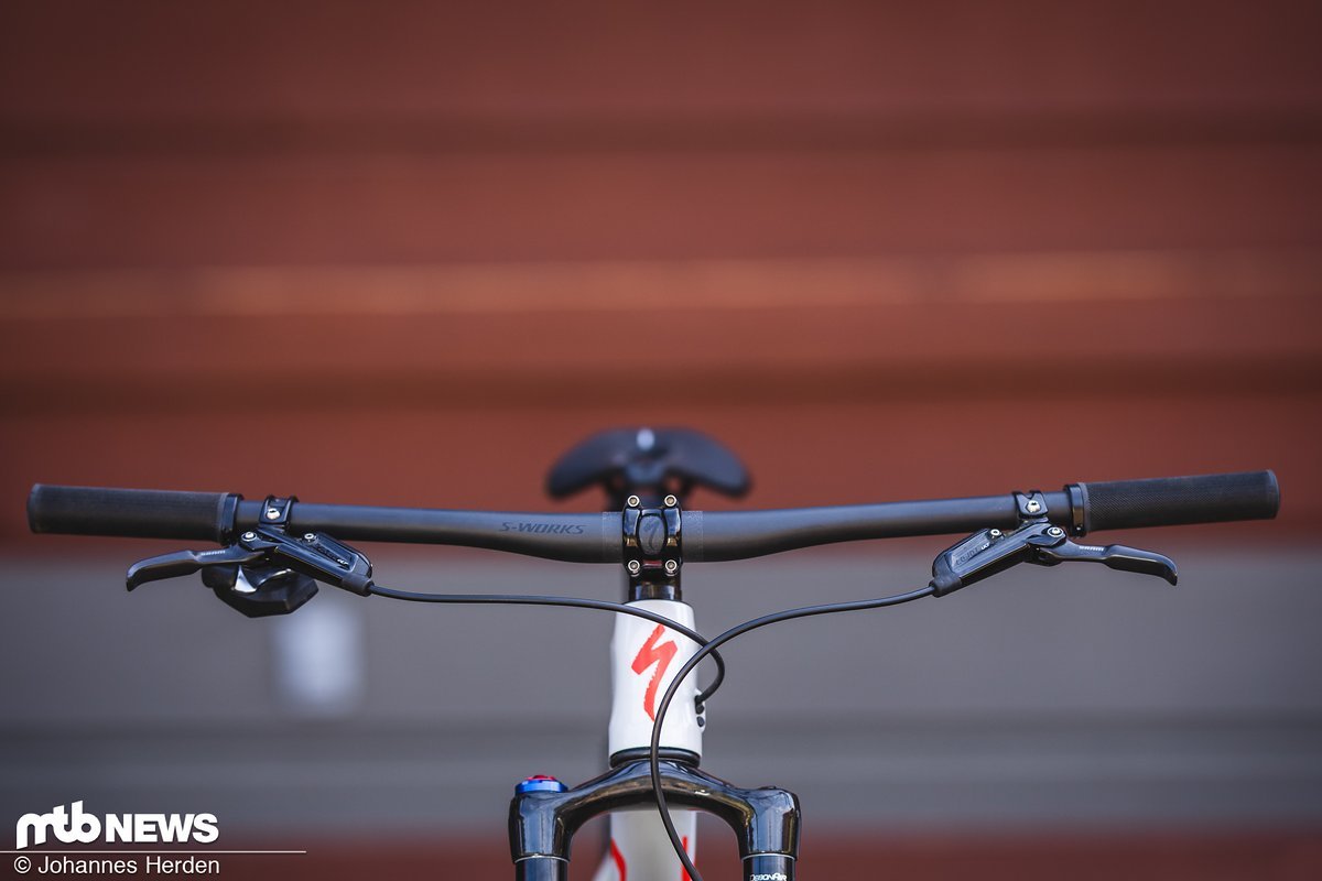 Auch bei den Bremsen setzt das Specialized Epic S-Works auf SRAM: Die SRAM Level ULT bieten geringes Gewicht und bissige Performance für XC-Kurse. Auch bei den Bremsen setzt das Specialized Epic S-Works auf SRAM: Die SRAM Level ULT bieten geringes Gewicht und bissige Performance für XC-Kurse.