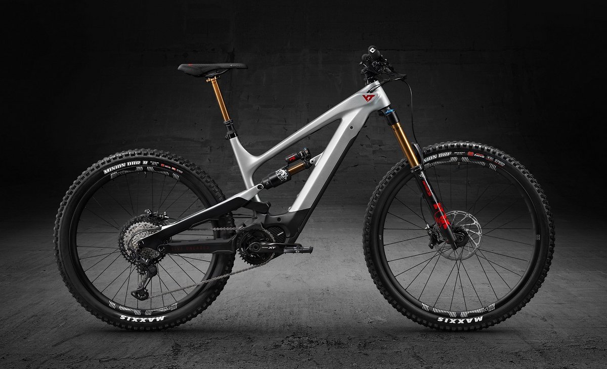 Das YT Decoy CF Pro Race kostet 6.599 € und ist in zwei Farbvarianten erhältlich Das YT Decoy CF Pro Race kostet 6.599 € und ist in zwei Farbvarianten erhältlich