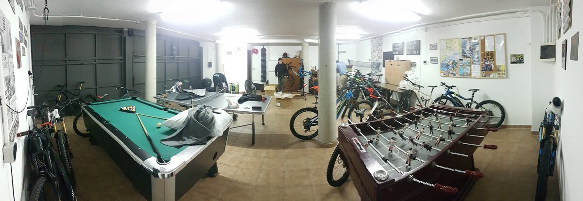 Neben Trails bei einer Testwoche sehr wichtig: eine riesige Garage zum abendlichen Reinigen und Schrauben Neben Trails bei einer Testwoche sehr wichtig: eine riesige Garage zum abendlichen Reinigen und Schrauben