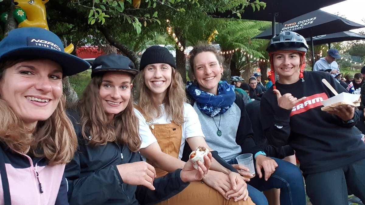 Der Organisator schmiss ein richtig cooles Welcome BBQ für die Fahrer Der Organisator schmiss ein richtig cooles Welcome BBQ für die Fahrer