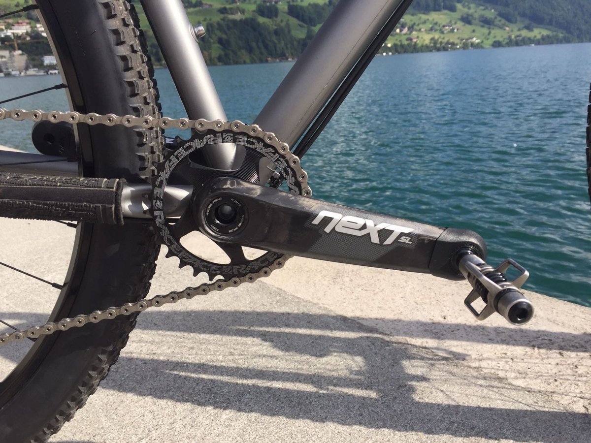 Als Antrieb kommt eine Shimano XTR Schaltgruppe inklusive der leichten RaceFace Next SL Kurbel zum Einsatz Als Antrieb kommt eine Shimano XTR Schaltgruppe inklusive der leichten RaceFace Next SL Kurbel zum Einsatz