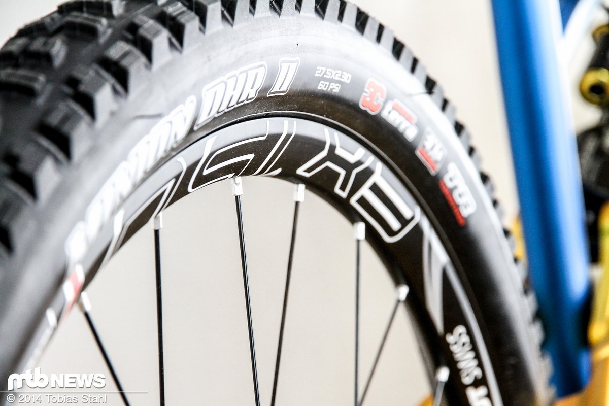 Bereit für den Test: Wir montieren auf unserem Testmuster Reifen von Maxxis und Continental Bereit für den Test: Wir montieren auf unserem Testmuster Reifen von Maxxis und Continental