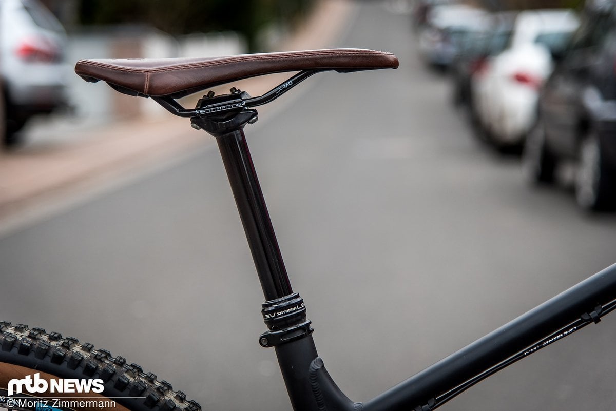 Trotz günstigem Preis von 1.649 € kommt das NS Bikes Eccentric Alu 29 standardmäßig mit einer Vario-Sattelstütze aus dem Hause Kind Shock Trotz günstigem Preis von 1.649 € kommt das NS Bikes Eccentric Alu 29 standardmäßig mit einer Vario-Sattelstütze aus dem Hause Kind Shock