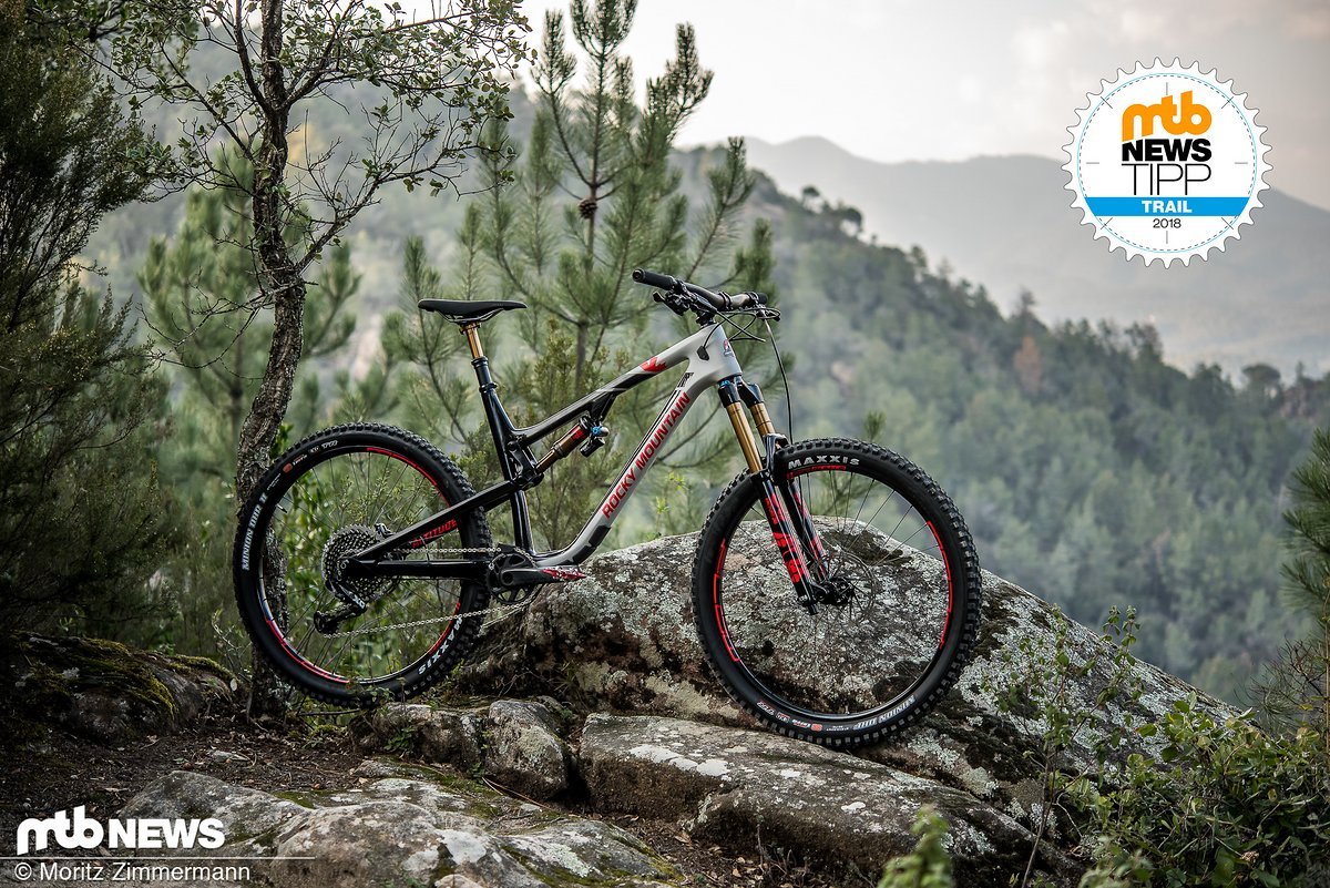 Das Rocky Mountain Altitude Carbon 90 wird dank seines antriebsneutralen Hinterbaus, und dem extrem spaßigen Fahrverhalten ein treuer Begleiter für alles von der Feierabendrunde bis zum Alpencross sein Das Rocky Mountain Altitude Carbon 90 wird dank seines antriebsneutralen Hinterbaus, und dem extrem spaßigen Fahrverhalten ein treuer Begleiter für alles von der Feierabendrunde bis zum Alpencross sein