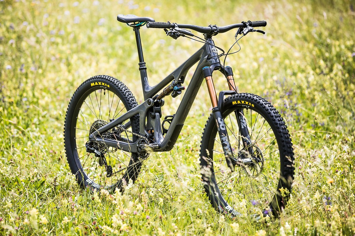 Das neue Yeti SB140 kommt mit 27,5"-Laufrädern und verfügt über 140 mm Federweg am Heck. An der Front arbeitet eine Federgabel mit 160 mm Hub Das neue Yeti SB140 kommt mit 27,5"-Laufrädern und verfügt über 140 mm Federweg am Heck. An der Front arbeitet eine Federgabel mit 160 mm Hub