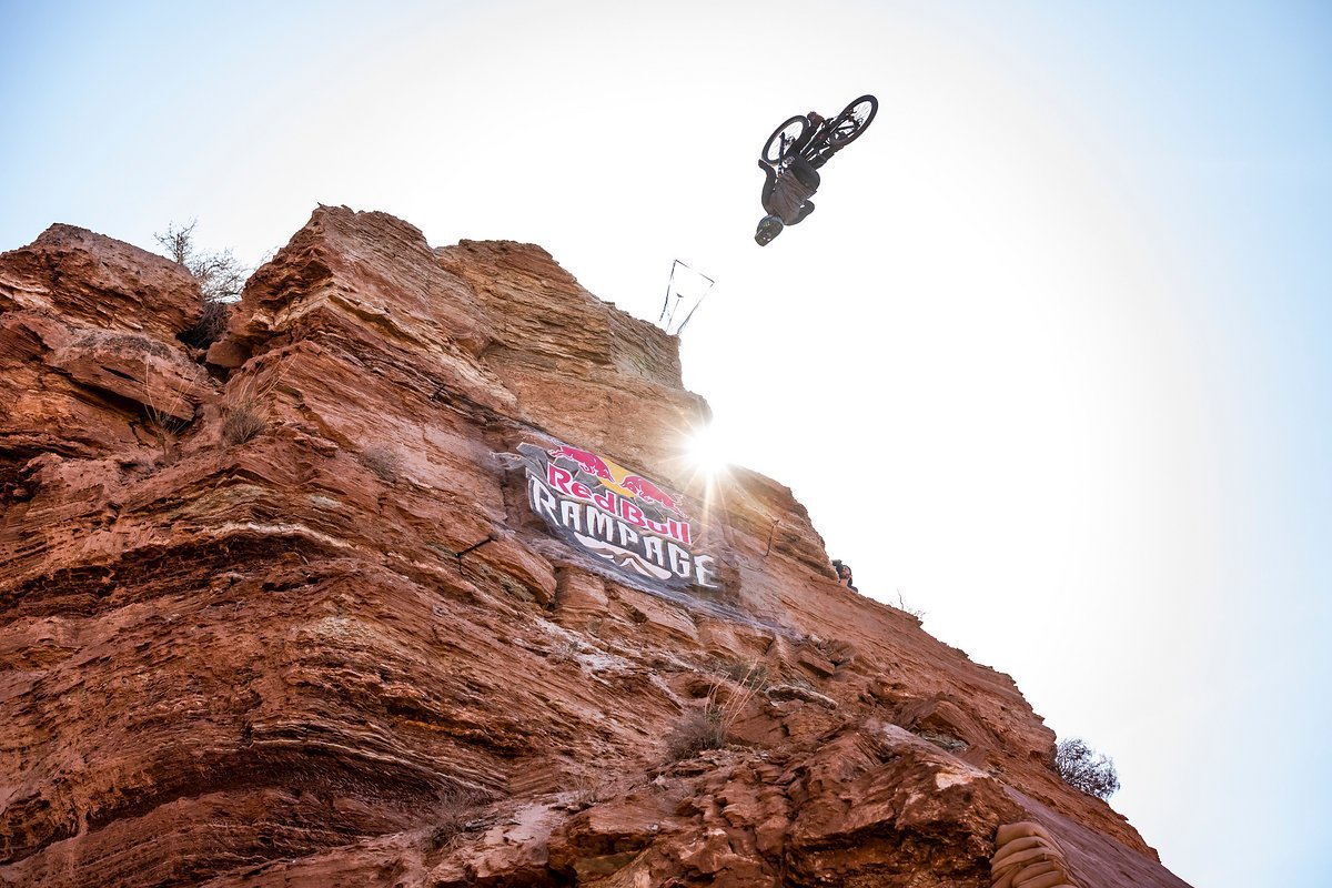 Eins der Highlights: Tom van Steenbergen zieht einen riesigen Backflip vom höchsten Drop. Unglaublicher Move eines sehr guten Runs, der ihm eine 84er Punktzahl einbrachte Eins der Highlights: Tom van Steenbergen zieht einen riesigen Backflip vom höchsten Drop. Unglaublicher Move eines sehr guten Runs, der ihm eine 84er Punktzahl einbrachte