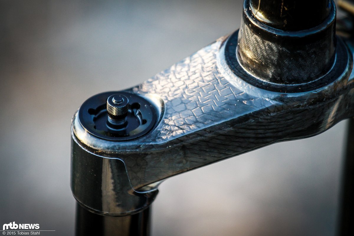 Das wirkt sich auf das Gewicht aus, das niedriger ausfällt als bei vergleichbaren, von Hand gefertigten Carbon-Teilen Das wirkt sich auf das Gewicht aus, das niedriger ausfällt als bei vergleichbaren, von Hand gefertigten Carbon-Teilen