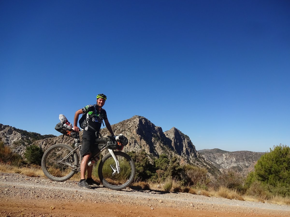 Bei seiner ersten großen Bikepacking Tour legte Ampelhasser in 8 Tagen 550 KM und 15600 und in Spanien zurück – Transnevada! Bei seiner ersten großen Bikepacking Tour legte Ampelhasser in 8 Tagen 550 KM und 15600 und in Spanien zurück – Transnevada!