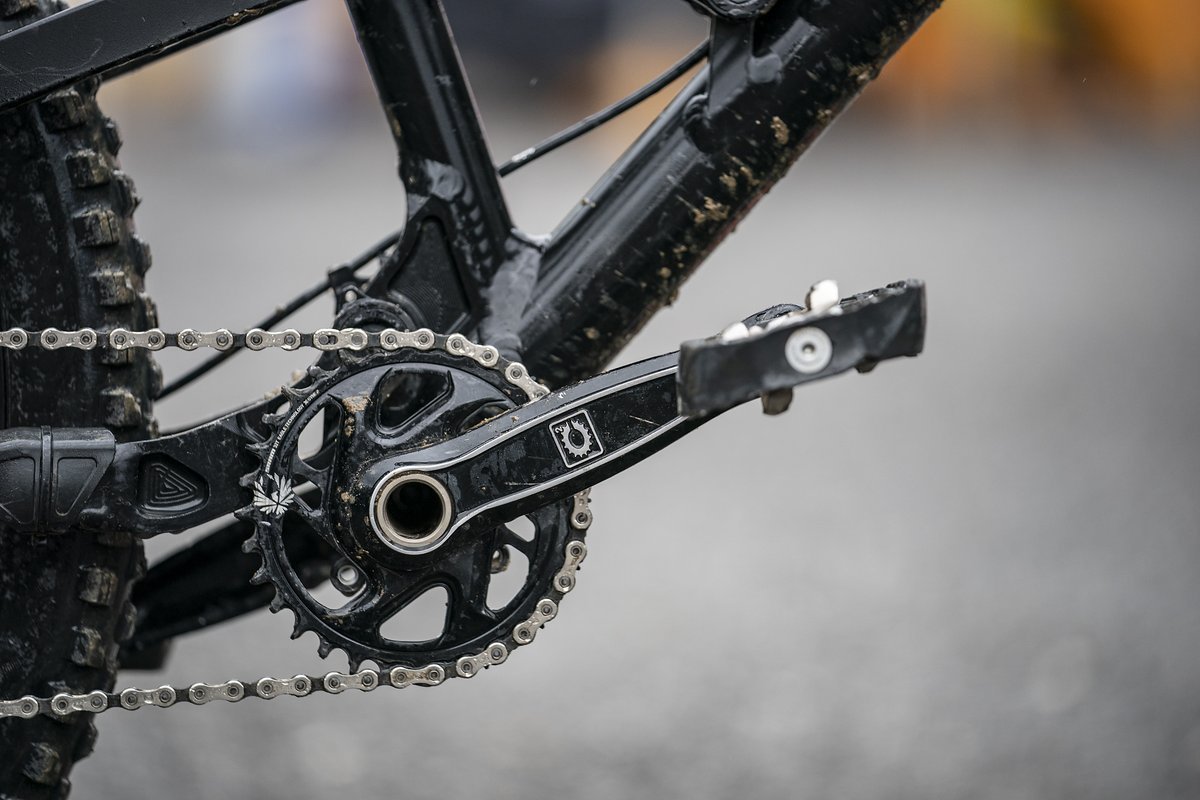 Die stabile DH-Kurbel stammt aus dem Hause Canfield Brothers und verfügt über 155 mm lange Kurbelarme Die stabile DH-Kurbel stammt aus dem Hause Canfield Brothers und verfügt über 155 mm lange Kurbelarme