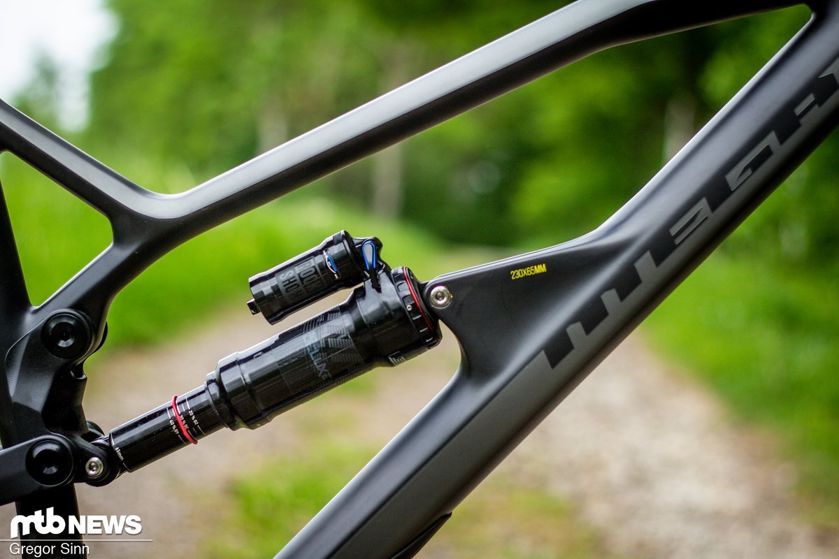 Am Heck kommt ein metrischer RockShox Super Deluxe RC3-Dämpfer zum Einsatz Am Heck kommt ein metrischer RockShox Super Deluxe RC3-Dämpfer zum Einsatz