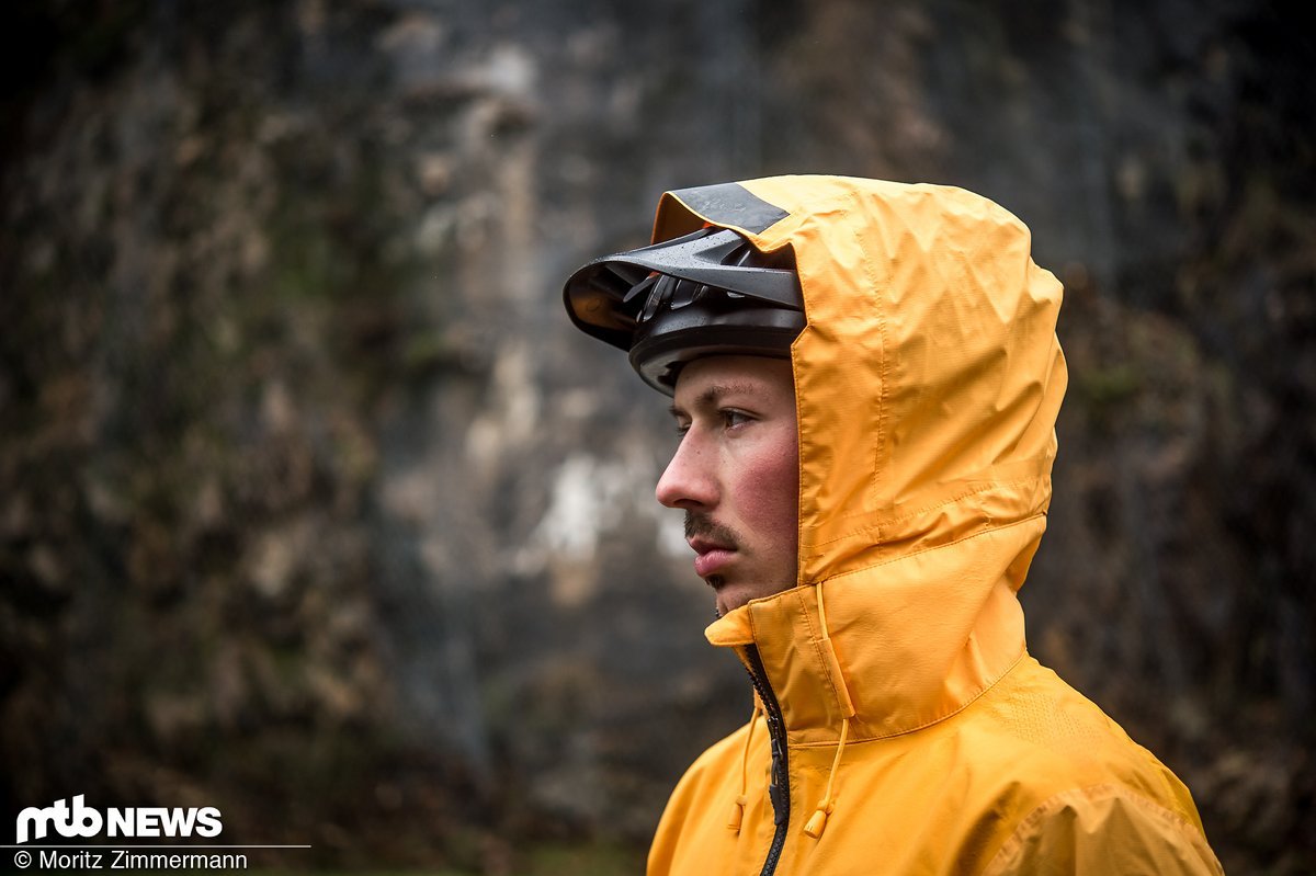 Die Kapuze der Endura MT500 ist groß genug geschnitten und passt dank großzügiger Verstelloptionen über alle herkömmlichen MTB-Helme Die Kapuze der Endura MT500 ist groß genug geschnitten und passt dank großzügiger Verstelloptionen über alle herkömmlichen MTB-Helme