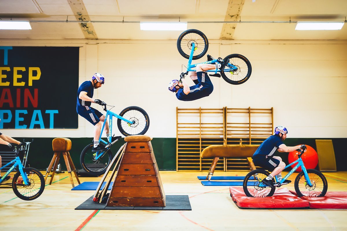 Kennt jeder noch aus dem Turnunterricht, oder? Allerdings durften wohl die wenigsten von euch ihr Bike mit in die Halle nehmen … Kennt jeder noch aus dem Turnunterricht, oder? Allerdings durften wohl die wenigsten von euch ihr Bike mit in die Halle nehmen …