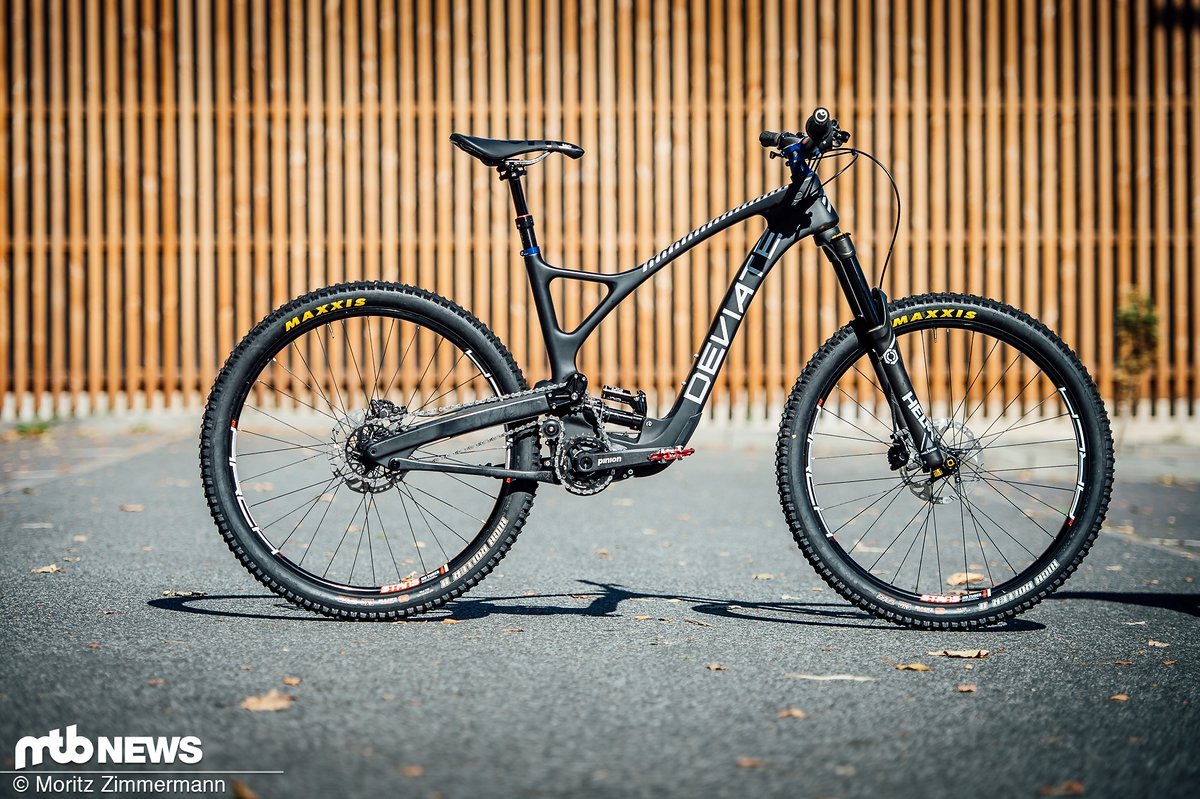 Carbon-Rahmen? Check! Hoher Drehpunkt mit Kettenumlenkung? Check! Pinion-Getriebe? Check! Carbon-Rahmen? Check! Hoher Drehpunkt mit Kettenumlenkung? Check! Pinion-Getriebe? Check!