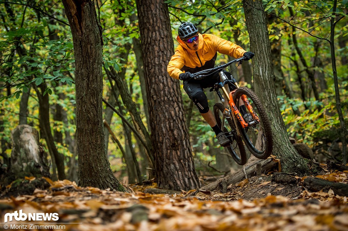 Wir hatten einige Tage Zeit, um den neuen Radon-Bikes auf technischen Trails in der Pfalz auf den Zahn zu fühlen. Wir hatten einige Tage Zeit, um den neuen Radon-Bikes auf technischen Trails in der Pfalz auf den Zahn zu fühlen.