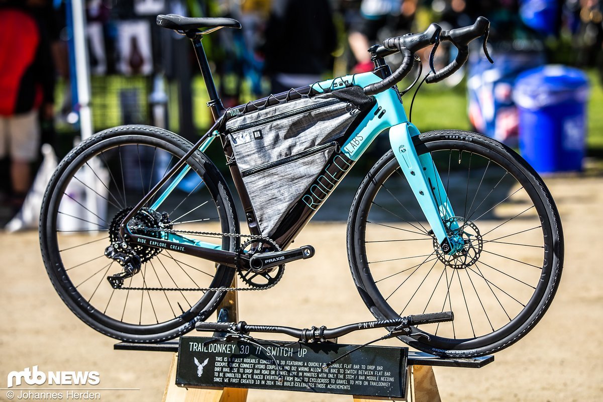 Das Rodeo Labs Traildonkey 30 ist noch vor dem großen Gravelbike-Hype entstanden – 2014 dachten sich die Rodeo-Chefs, dass ein Rad zwischen Rennrad und Mountainbike eine ziemlich coole Sache wäre Das Rodeo Labs Traildonkey 30 ist noch vor dem großen Gravelbike-Hype entstanden – 2014 dachten sich die Rodeo-Chefs, dass ein Rad zwischen Rennrad und Mountainbike eine ziemlich coole Sache wäre