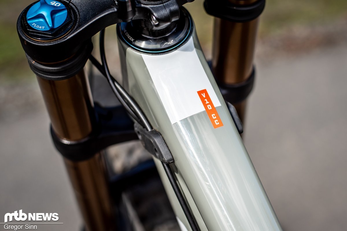 Auch wenn es zwei verschiedene Ausstattungsvarianten gibt, setzen beide auf den V10 CC-Carbonrahmen. Auch wenn es zwei verschiedene Ausstattungsvarianten gibt, setzen beide auf den V10 CC-Carbonrahmen.
