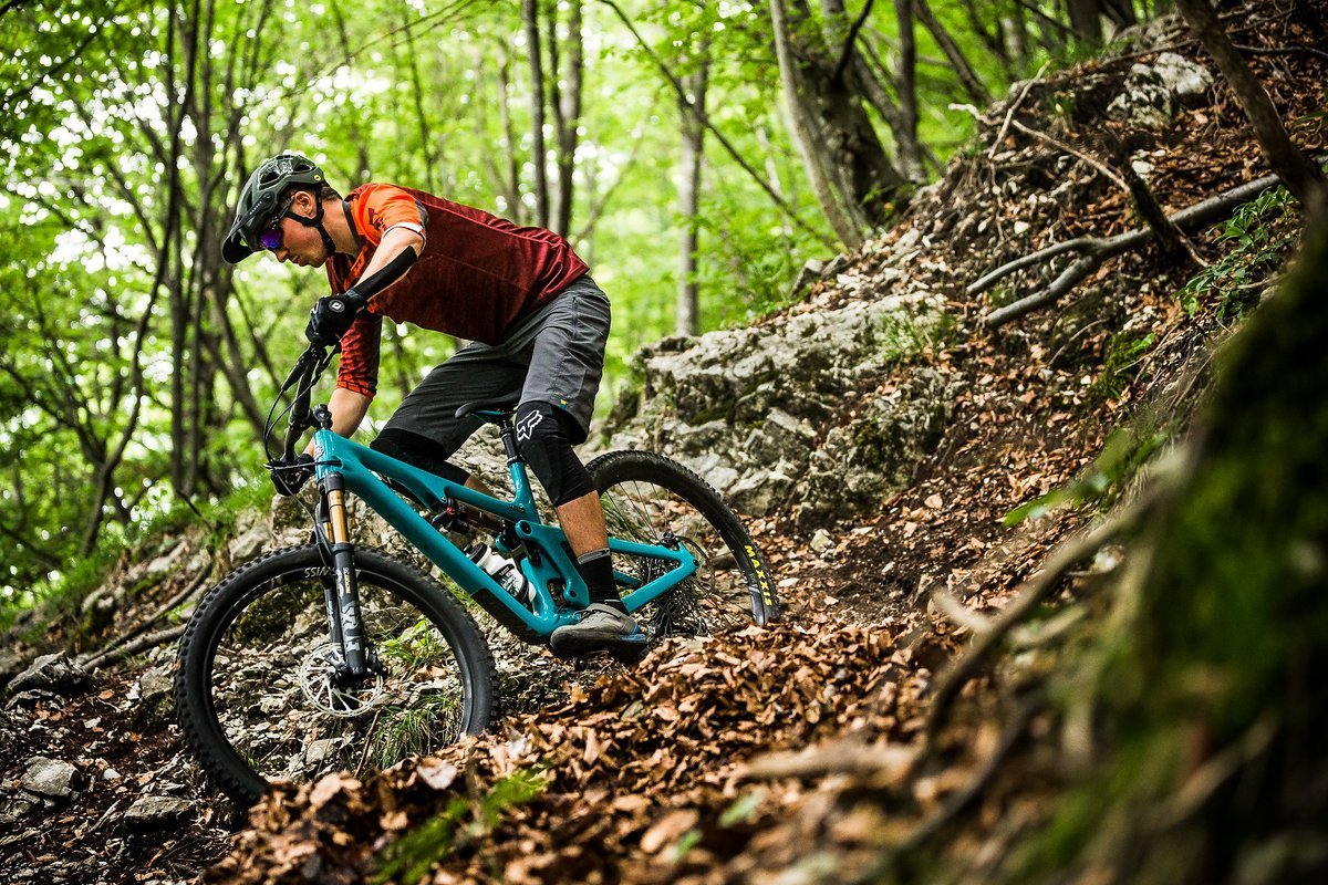Auch in ruppigen Sektionen macht das Carbon-Bike eine gute Figur Auch in ruppigen Sektionen macht das Carbon-Bike eine gute Figur