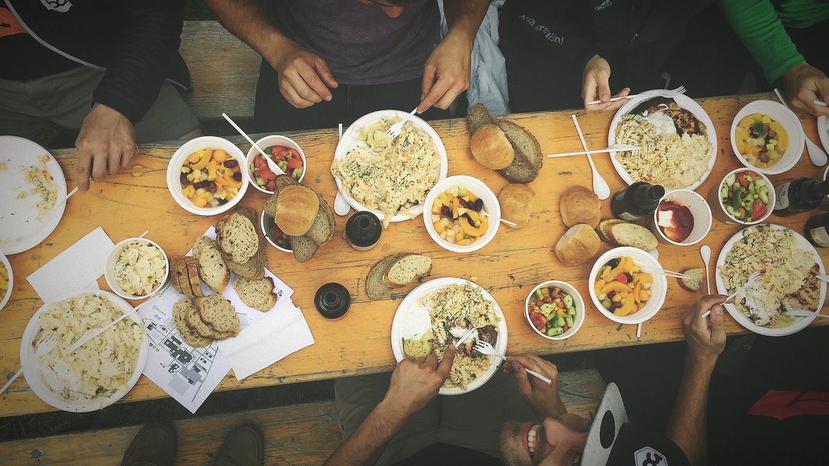 Yammi, wir werden mit Salaten, gegrillten Würstchen und Steaks, reichlich Brot und Obstsalat verwöhnt! Yammi, wir werden mit Salaten, gegrillten Würstchen und Steaks, reichlich Brot und Obstsalat verwöhnt!