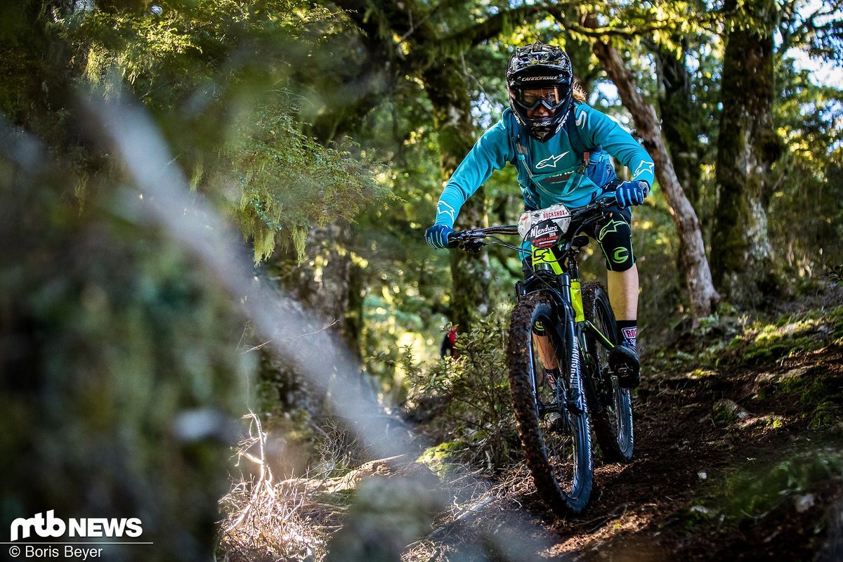 Pauline Dieffenthaler hat sich selbst einen Namen als schnelle Enduro-Pilotin gemacht und begleitet Jérôme auf viele Reisen. Pauline Dieffenthaler hat sich selbst einen Namen als schnelle Enduro-Pilotin gemacht und begleitet Jérôme auf viele Reisen.