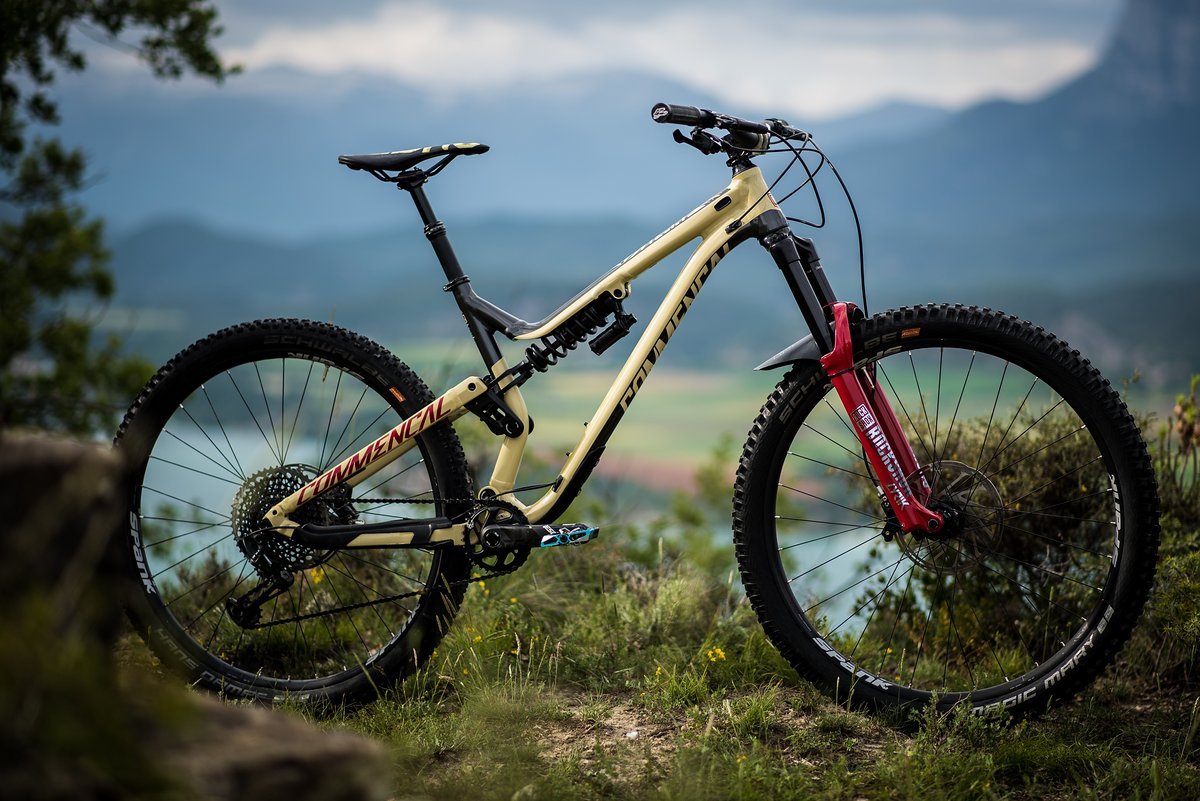 Ein weiteres neues und rennerprobtes Bike der letzten Saison war das Commençal Meta AM 29 Ein weiteres neues und rennerprobtes Bike der letzten Saison war das Commençal Meta AM 29