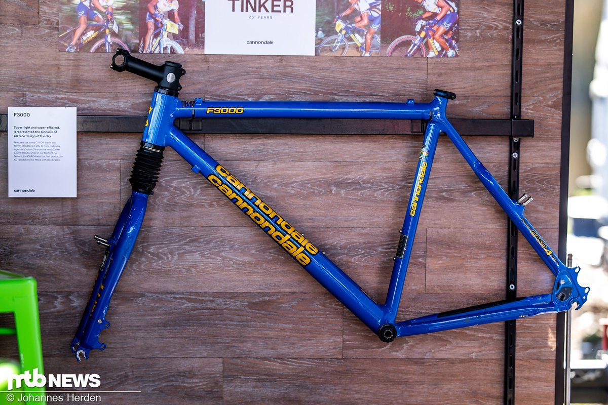 … und zwar dem Cannondale F3000, mit dem Tinker Juarez in den 90er Jahren viele Erfolge einfuhr. Für welches der beiden Bikes würdet ihr euch entscheiden? … und zwar dem Cannondale F3000, mit dem Tinker Juarez in den 90er Jahren viele Erfolge einfuhr. Für welches der beiden Bikes würdet ihr euch entscheiden?