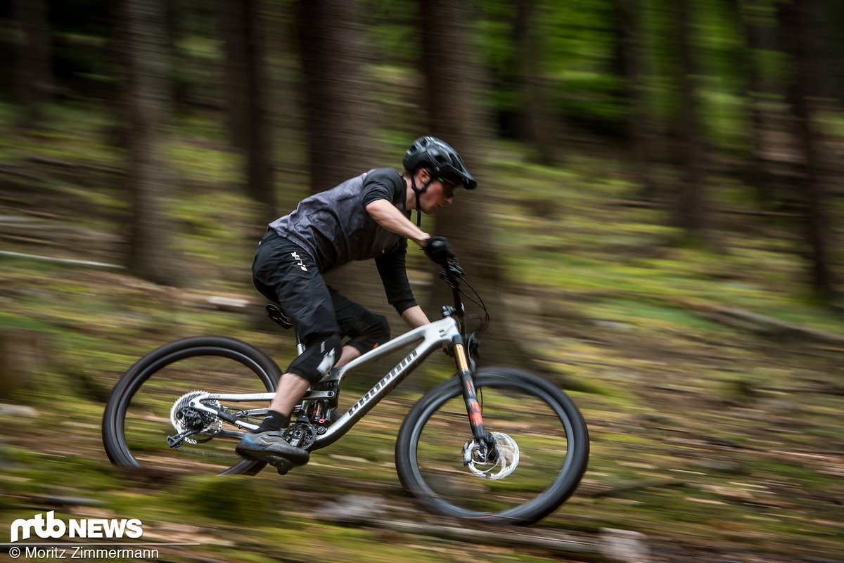 Wir konnten das neue Propain Hugene bereits vor Release in unsere Finger bekommen und ausgiebig auf unseren Hometrails testen! Wir konnten das neue Propain Hugene bereits vor Release in unsere Finger bekommen und ausgiebig auf unseren Hometrails testen!