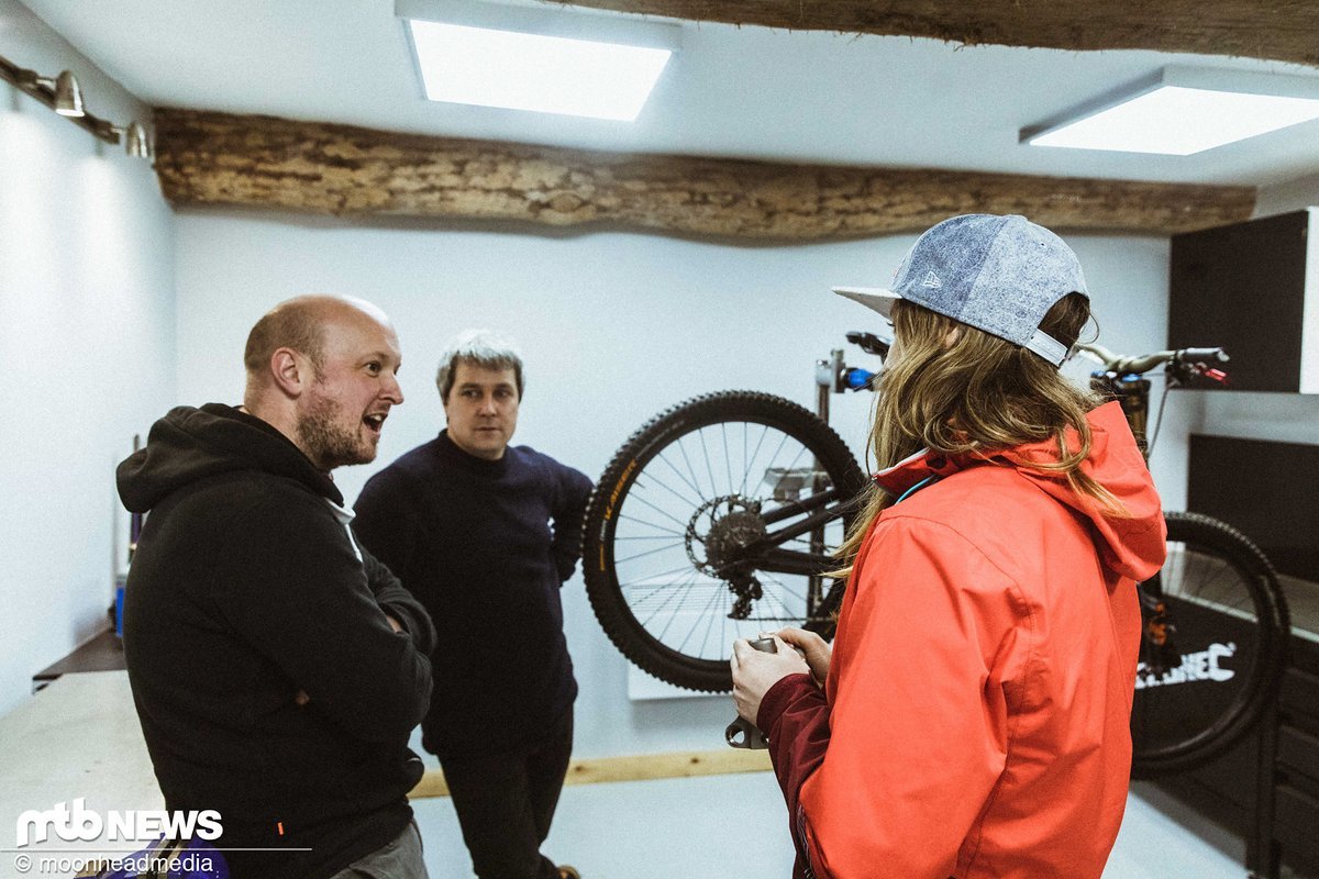 Eine wichtige Rolle bei Atherton Bikes spielt Ed Haythornthwaite, der zuvor bei Robot Bikes mit einem revolutionären Ansatz Bikes produziert hat Eine wichtige Rolle bei Atherton Bikes spielt Ed Haythornthwaite, der zuvor bei Robot Bikes mit einem revolutionären Ansatz Bikes produziert hat