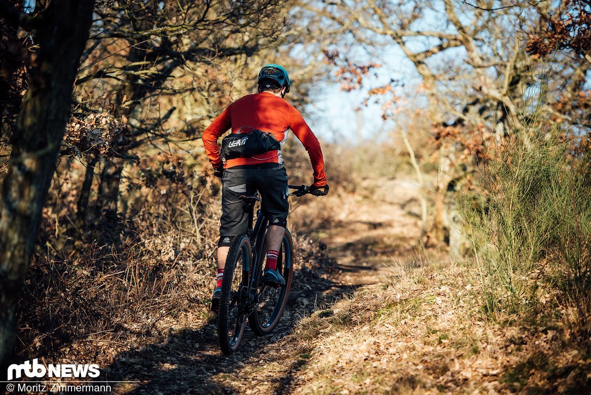 Bergauf und in flachen Passagen lässt sich das NS Bikes Eccentric dank ausgewogener Geometrie und Reifen mit geringem Rollwiderstand schnell auf Geschwindigkeit bringen. Bergauf und in flachen Passagen lässt sich das NS Bikes Eccentric dank ausgewogener Geometrie und Reifen mit geringem Rollwiderstand schnell auf Geschwindigkeit bringen.