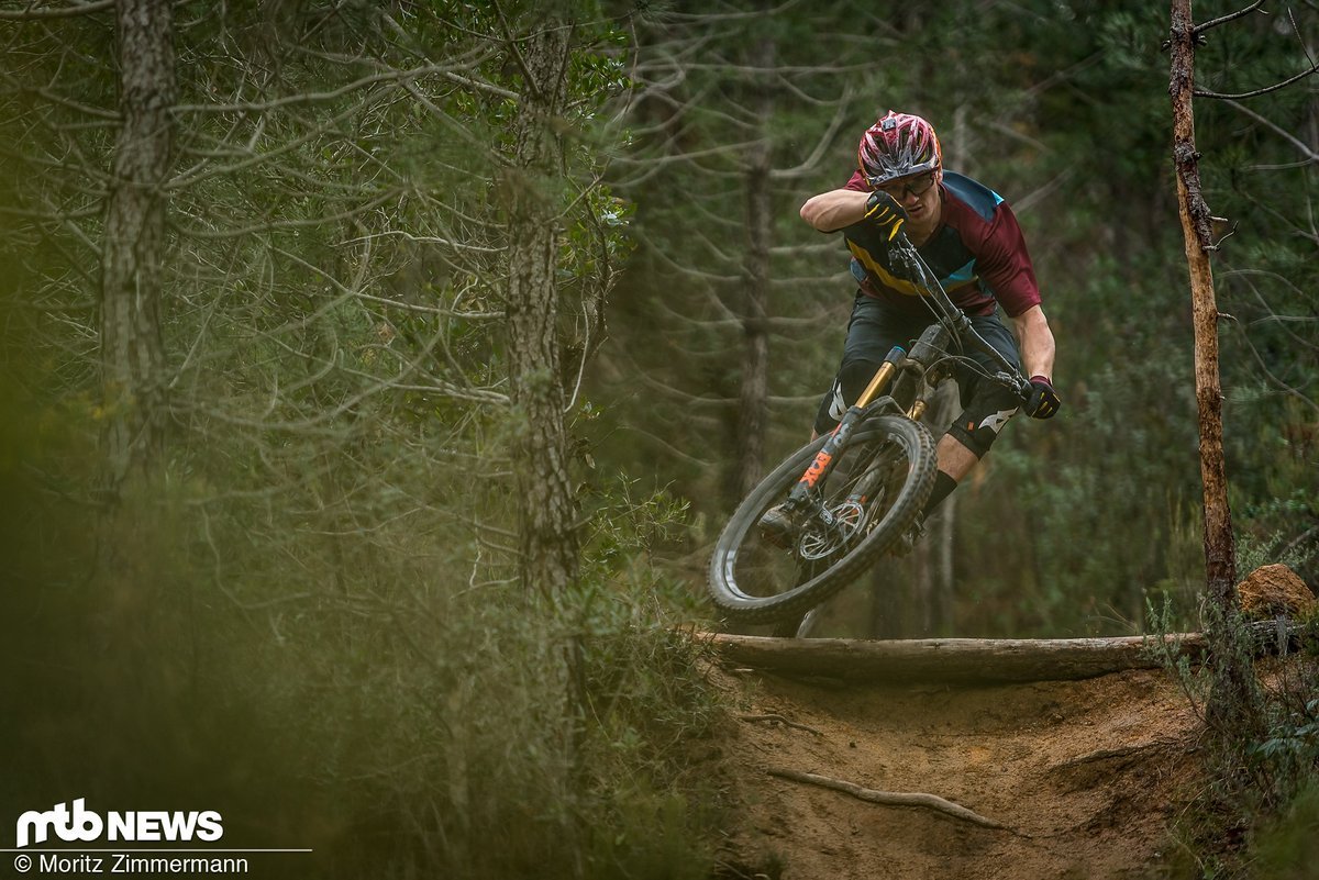 Moderne Enduro-Bikes sollte nicht nur schnell bergauf und bergab sein, sondern auch die ein oder andere Spielerei auf dem Trail klaglos mitmachen. Moderne Enduro-Bikes sollte nicht nur schnell bergauf und bergab sein, sondern auch die ein oder andere Spielerei auf dem Trail klaglos mitmachen.