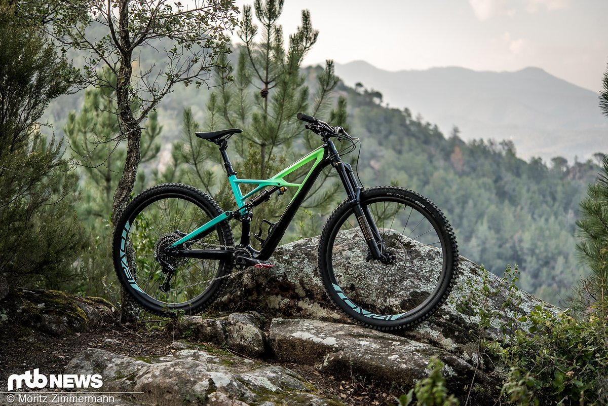 Das 7.499 € teure Specialized Enduro Pro 29 eignet sich dank der ausgewogenen Geometrie, des effizienten Fahrwerks und der praktischen Verstaumöglichkeiten hervorragend für ausgedehnte Enduro-Runden Das 7.499 € teure Specialized Enduro Pro 29 eignet sich dank der ausgewogenen Geometrie, des effizienten Fahrwerks und der praktischen Verstaumöglichkeiten hervorragend für ausgedehnte Enduro-Runden