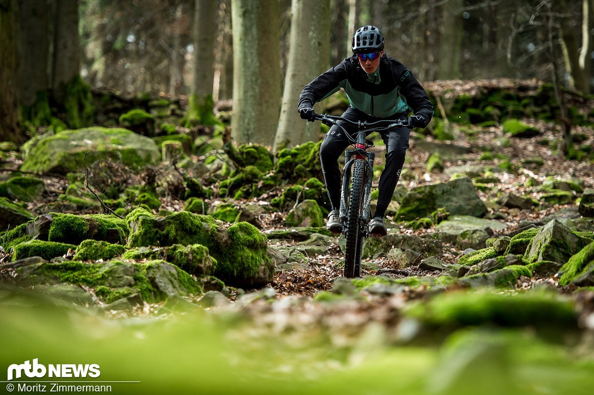 Auf sehr schnellen und äußerst ruppigen Trails fährt sich das Commençal etwas unruhig Auf sehr schnellen und äußerst ruppigen Trails fährt sich das Commençal etwas unruhig