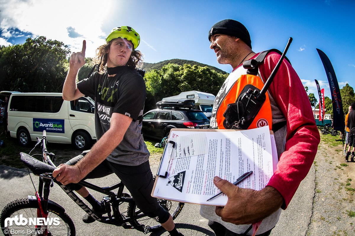 Statt mit Kameras und Fotorucksack war Sven Martin beim NZ Enduro mit Klemmbrettern und Walkie-Talkies beladen. Statt mit Kameras und Fotorucksack war Sven Martin beim NZ Enduro mit Klemmbrettern und Walkie-Talkies beladen.