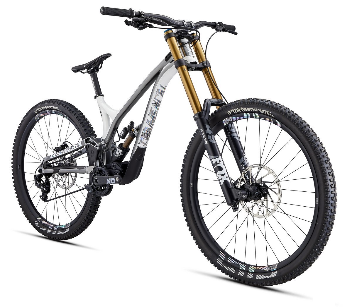 Die Worlds Edition wechselt für stolze 6.899 € den Besitzer. Dafür bekommt man allerdings auch eine sehr edle Ausstattung. Die Geometrie des Supreme DH wurde im Vergleich zum Vorgänger leicht angepasst Die Worlds Edition wechselt für stolze 6.899 € den Besitzer. Dafür bekommt man allerdings auch eine sehr edle Ausstattung. Die Geometrie des Supreme DH wurde im Vergleich zum Vorgänger leicht angepasst